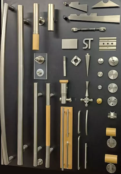 Stadelmann-Design, Metallverarbeitung, Chromstahlverarbeitung, Edelstahl, Mechanische Werkstätte, Baubeschläge, Garderobenhaken, Glashalter, Grabzubehör, Griffe und Muscheln, Hut und Mantelhaken, Möbelbeschläge, Rohrhalterungen, Sockel und Lochbleche, Sonderanfertigungen Fräsarbeiten Dreharbeiten, Stoßgriffe, Tisch und Möbelfüße, Zubehör für Glas, Familienbetreib seit 1994, Handwerker mit Handschlagqualität, Stadelmann Wolfgang in Lauterach, Vorarlberg